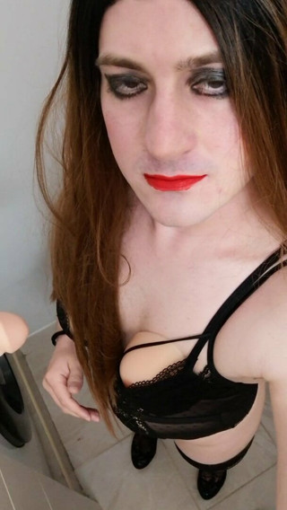 Crossdresser Niki deepthroats dildo