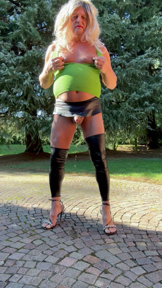 Shemale kassy54 piss public