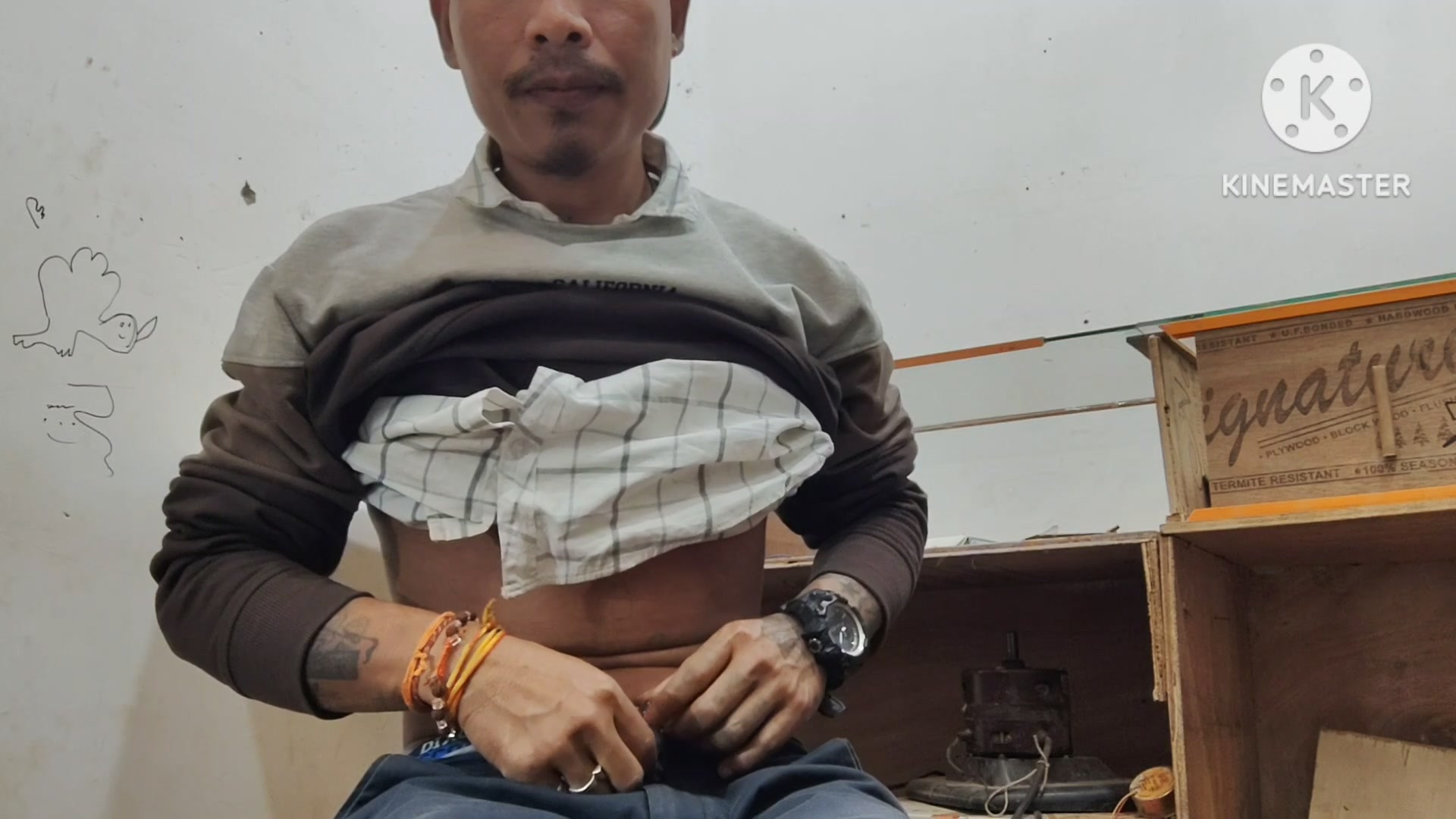 Dukaan ka andar mein maza le raha hai