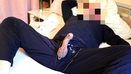 Estim Orgasmus im Schlafanzug