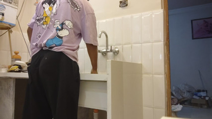 Kitchen mein khane pakate pakate apni madam ki yad a gai