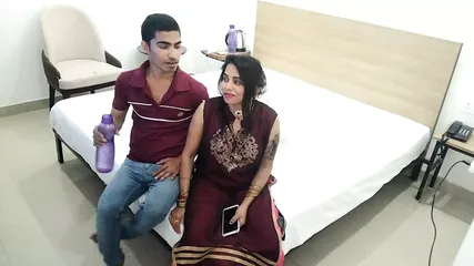 Raat me akeli bhabhi ke dever ne romance bhari baat ki aur pel diya