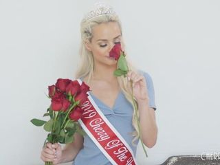 This blonde beauty shows us why she deserves her crown