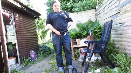 Holger Jahnke nackt im Schrebergarten