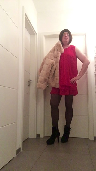 Nicki-Crossdress in a sexy red Mini-Dress, Pantyhose and High-Heels