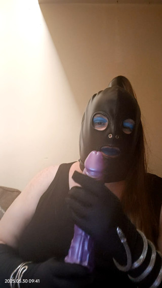 Fat tranny talking about men wanking to her videos thumbnail