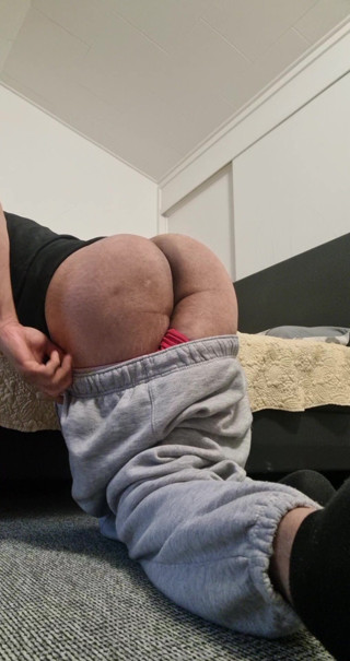 Who wants that big smooth ass on bed right now daddy