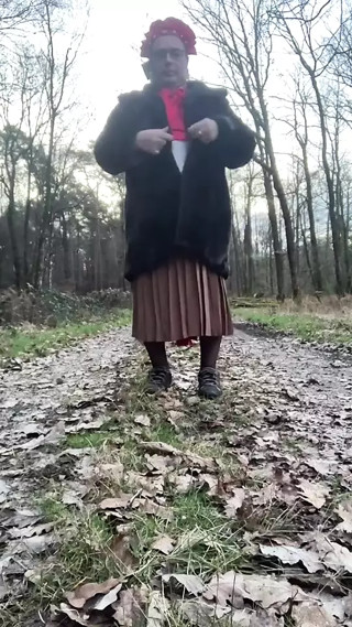 In a boniche outfit to go for a walk in the forest