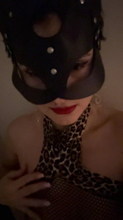 Masked babe in fishnet showing her body for the first