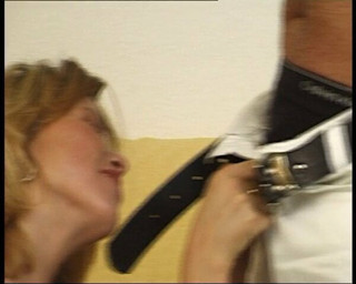 Blonde Teen-Schlampe flach gelegt