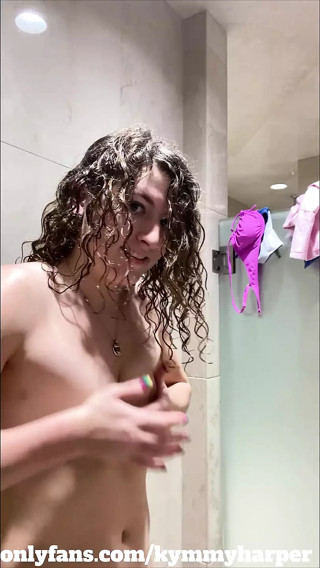 Tranny jerks off in the shower