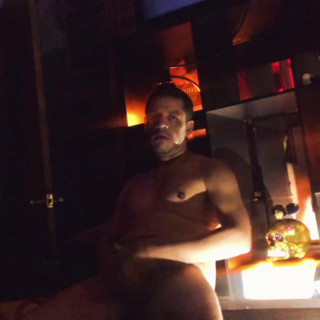 MisterFreak25 jerks off in front of his roommates.
