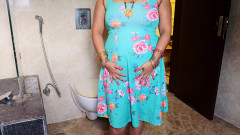 Sister-in-law Saw Sister-in-law Hiding in the Bathroom and Taking a Bath