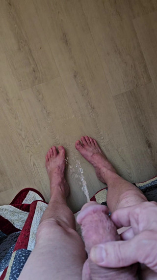 Jerking off while peeing on my feet and then climax on the bottom of my foot covered in it