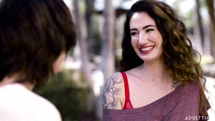 Sexy potetovaná lesbička spomína na sex s mužom