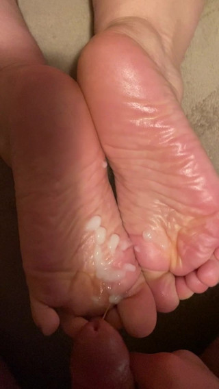 Short fuck and cum on soles