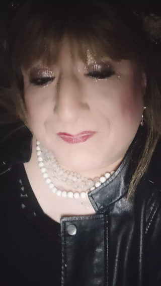 Samantha100s is at it again, having a cigarette and talking about some of her experiences
