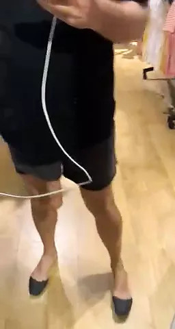 Huge Cock walks in the Shoppingcenter