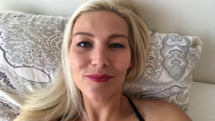 Gaming MILF lets herself get fucked during a round, cum on face and keeps gaming