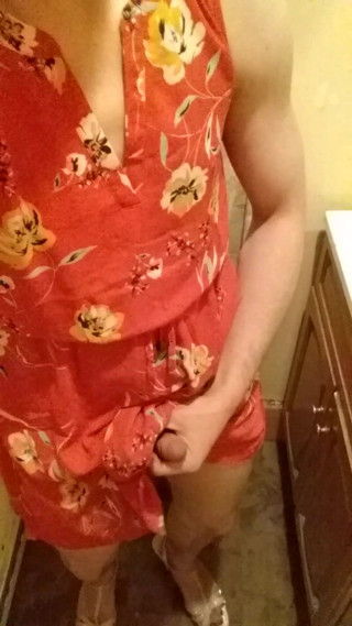 A quickie of me playing with my sissy cock!!