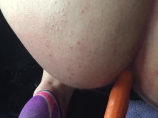 BBW slut pet-fun day car play carrot in ass.