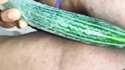 Bhabhi Ne kheera apne chut me daal liyab