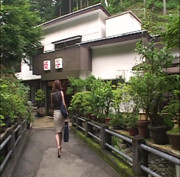 P128G08 A wife who loses her home to her husband's debt and ends up working at a friend's hot spring inn! A naughty lower body you want to!