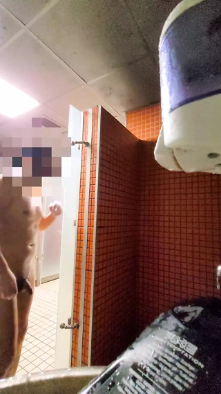 Dude Jerk off in gym public shower