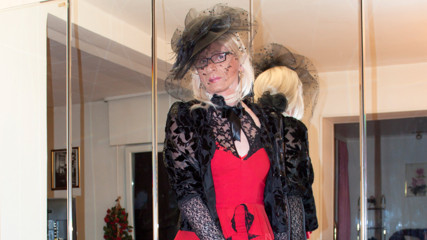 Lady in Red – cumshot very ladylike