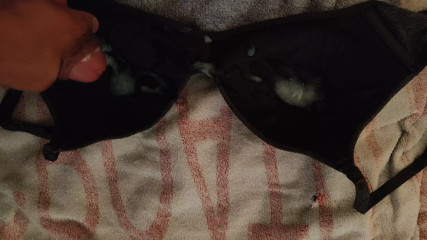 Beautiful black bra filled with sperm nice ejaculation That I took from a girl in the evening in Angers Bra cum