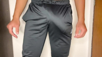 I Was Stopped at the Airport Because My Pants Were Too Big and the Security Guards Watched Me thumbnail