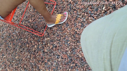 Ebony MILF Shiney Thighs Legs N Pretty Pink Toes