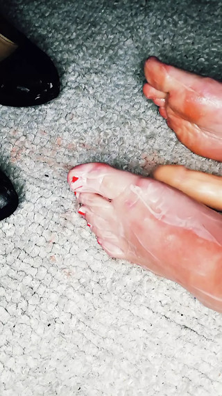 Ana Logan feet play 