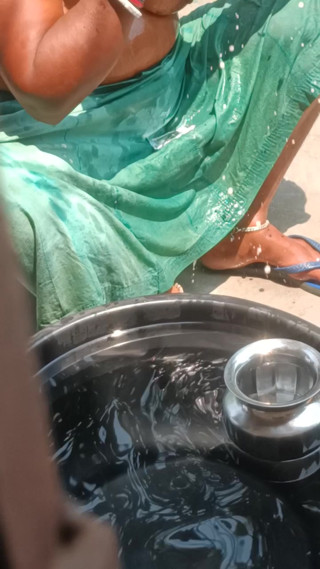 Nahati hui bhabhi ne bde bde chuche dikhai