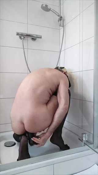 Swallowing slave for Ralf and Frieda part 1