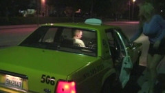 Wilde Taxifahrt mit geiler Blondine