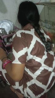 Sister-in-law in the kitchen, sister-in-law took out the water of the brother-in-law's land, showing big boobs with her hands Hindi audio.