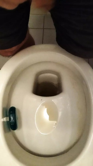 peeing in toilet who wanna drink it