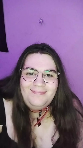 a bbw  plays with a dildo