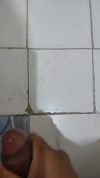 MALE MASTURBATION IN BATHROOM WHILE WATHING PORN thumbnail