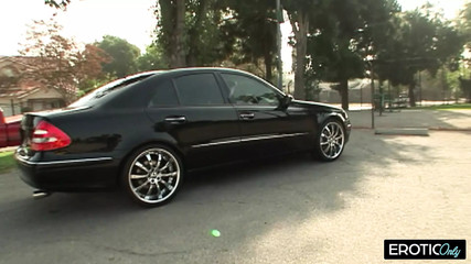 Sie beugt sich über und will es härter