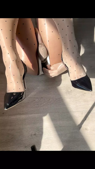 Handfree cum in my dot pantyhose