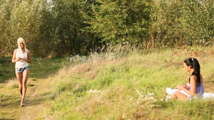 Zwei heisse Teens mit prallen titten ficken sich im freien