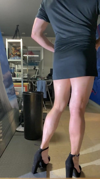 SENSUAL TRANSVESTITE SLUT IN SHORT DRESS SHOWS OFF HER BEAUTIFUL LEGS