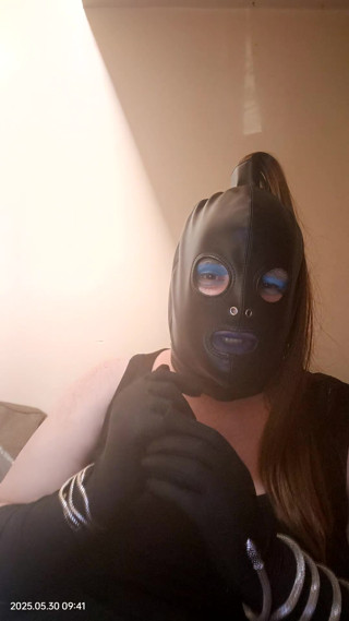 TV talking dirty about men wanking over her thumbnail