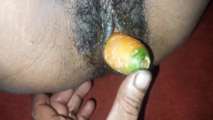 bhabhi ke bur me tel lagakar gajar dal diya