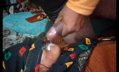 Meri step mama ki ladki hai Mera land chusa aur munh mein Pani le Liya