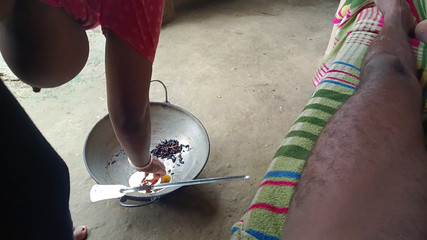 Desi housewife ne Tel banaya land mein lagane ke liye