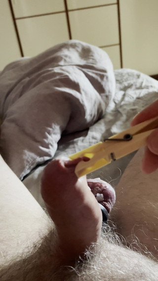 bearstgt clamps on foreskin and balls