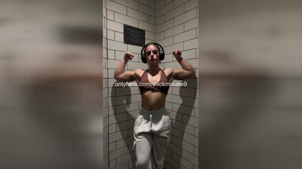 18yo TikTok Live Stretching Mishap: Full Pussy Reveal!